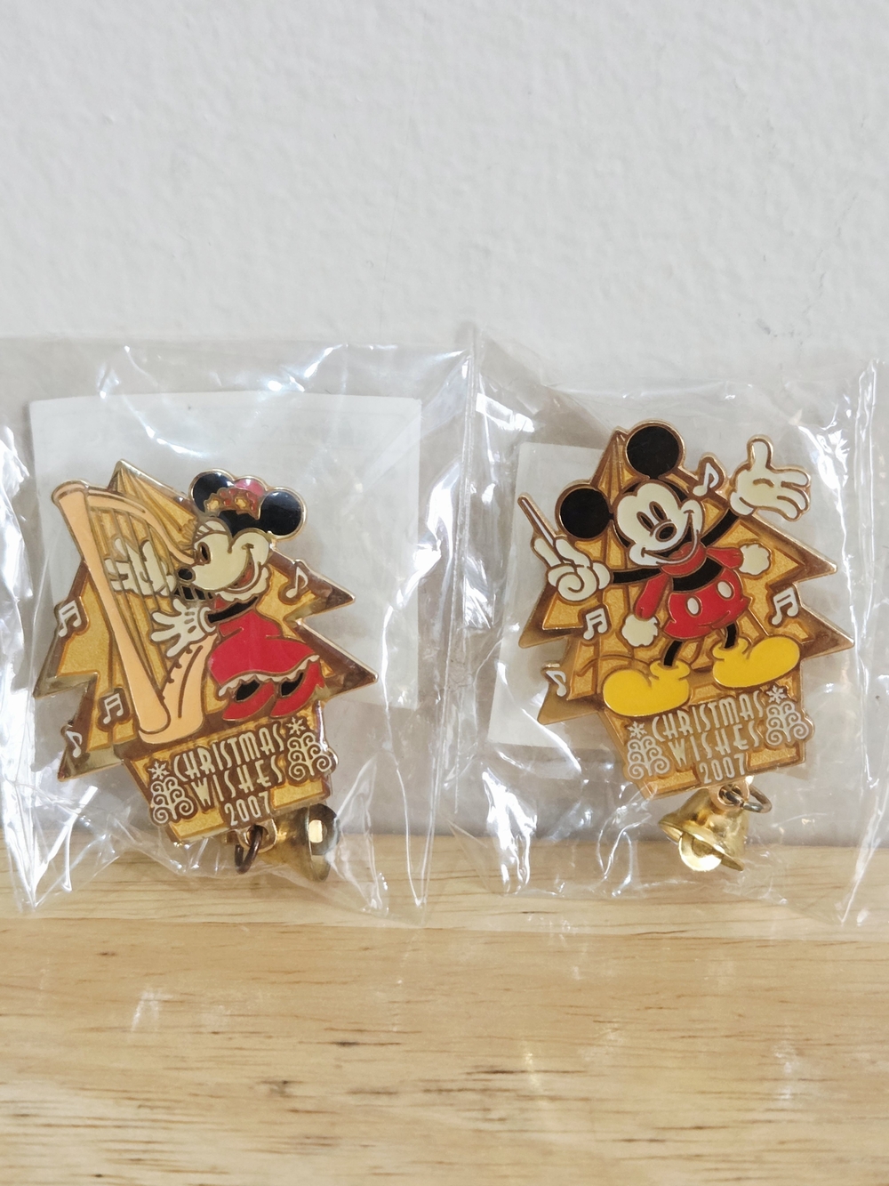 Tokyo Disney Resort Christmas Wishes 2007 Mickey & Minnie Pin Set